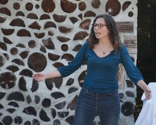 AURORE POUPROM conférence gesticulée Jura Franche Comté